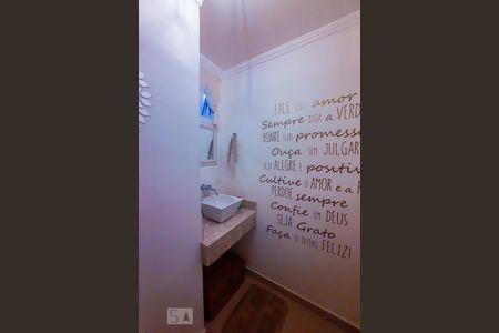 Casa de condomínio à venda com 307m², 4 quartos e 4 vagas Casa de condomínio à venda com 307m², 4 quartos e 4 vagasBanheiro