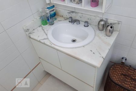 Casa de condomínio à venda com 307m², 4 quartos e 4 vagas Casa de condomínio à venda com 307m², 4 quartos e 4 vagasBanheiro Social