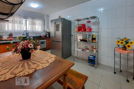 Casa de condomínio à venda com 307m², 4 quartos e 4 vagas Casa de condomínio à venda com 307m², 4 quartos e 4 vagasCozinha