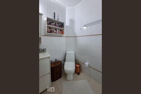 Casa de condomínio à venda com 307m², 4 quartos e 4 vagas Casa de condomínio à venda com 307m², 4 quartos e 4 vagasBanheiro Social