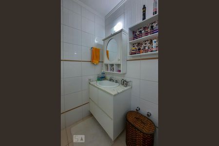 Casa de condomínio à venda com 307m², 4 quartos e 4 vagas Casa de condomínio à venda com 307m², 4 quartos e 4 vagasBanheiro Social