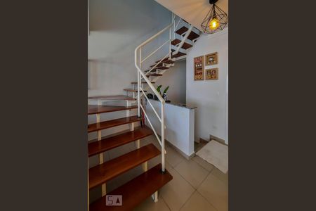 Casa de condomínio à venda com 307m², 4 quartos e 4 vagas Casa de condomínio à venda com 307m², 4 quartos e 4 vagasEscada