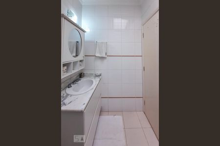 Casa de condomínio à venda com 307m², 4 quartos e 4 vagas Casa de condomínio à venda com 307m², 4 quartos e 4 vagasBanheiro da Suíte