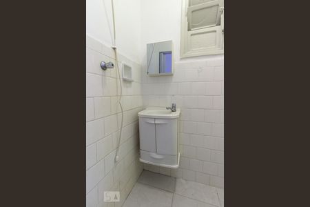 Banheiro de kitnet/studio para alugar com 1 quarto, 28m² em Santa Teresa, Rio de Janeiro