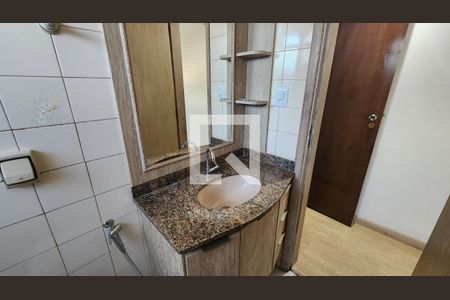 Banheiro da Suíte 1 de apartamento para alugar com 3 quartos, 92m² em Macuco, Santos