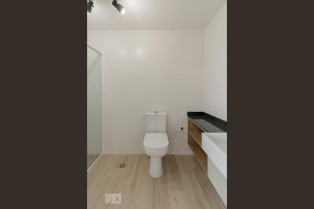 Banheiro de kitnet/studio para alugar com 1 quarto, 25m² em Mirandópolis, São Paulo