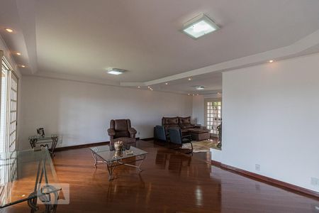 Casa à venda com 340m², 4 quartos e 4 vagasSala