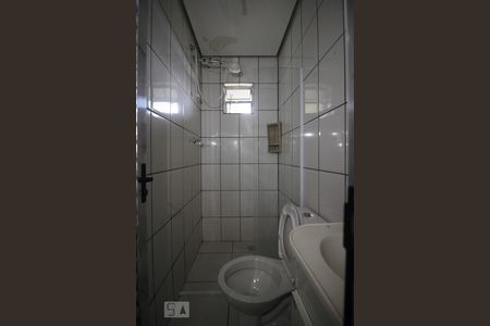 Banheiro de kitnet/studio para alugar com 1 quarto, 45m² em Cidade Intercap, Taboão da Serra