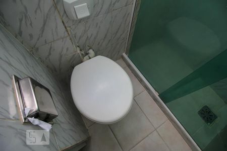 Banheiro Social de kitnet/studio para alugar com 1 quarto, 18m² em Botafogo, Rio de Janeiro