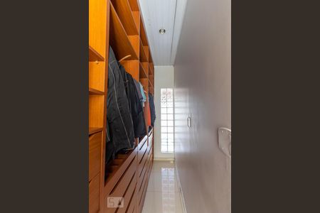 Closet de casa para alugar com 3 quartos, 240m² em Jardim Belém, São Paulo