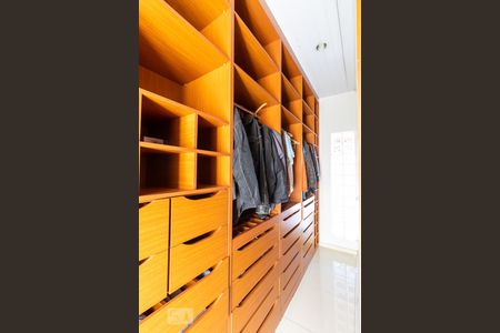 Closet de casa para alugar com 3 quartos, 240m² em Jardim Belém, São Paulo