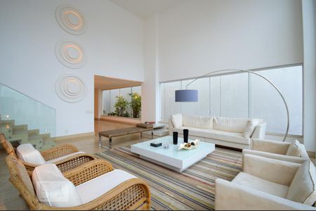 Sala de casa de condomínio à venda com 5 quartos, 700m² em Barra da Tijuca, Rio de Janeiro