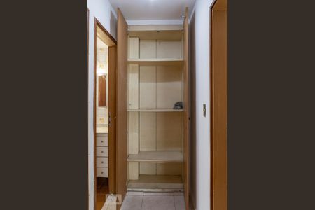 Corredor de apartamento para alugar com 2 quartos, 78m² em Vila Hamburguesa, São Paulo