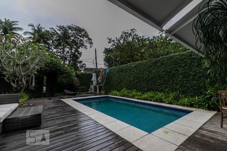 Casa de condomínio à venda com 410m², 6 quartos e 4 vagasarea da piscina