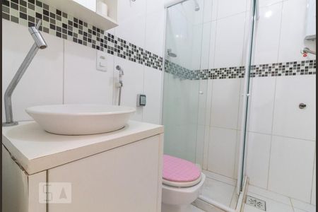 Banheiro de kitnet/studio para alugar com 1 quarto, 25m² em Copacabana, Rio de Janeiro