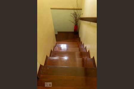 Escadas de casa à venda com 4 quartos, 200m² em Vila Sao Paulo, São Paulo