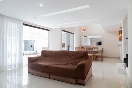 Casa de condomínio à venda com 390m², 4 quartos e 2 vagasSala