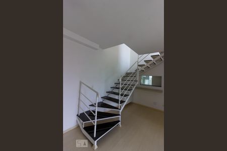 Escada  de apartamento para alugar com 3 quartos, 107m² em Parque Frondoso, Cotia