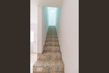 Escadas de casa para alugar com 1 quarto, 60m² em Parque Flamengo, Guarulhos