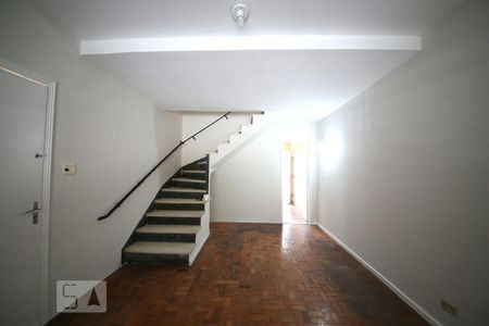 Sala - Acesso ao Piso Superior de casa para alugar com 2 quartos, 76m² em Vila Cordeiro, São Paulo