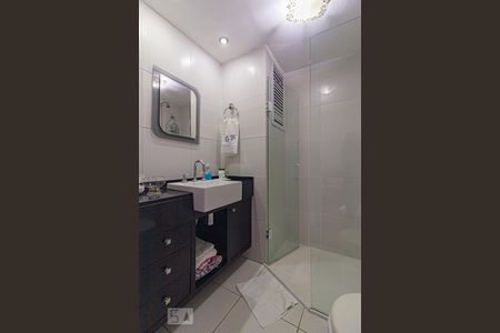 Banheiro de apartamento para alugar com 1 quarto, 39m² em Centro, Curitiba