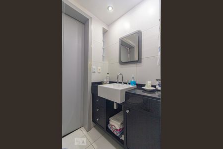 Banheiro de apartamento para alugar com 1 quarto, 39m² em Centro, Curitiba