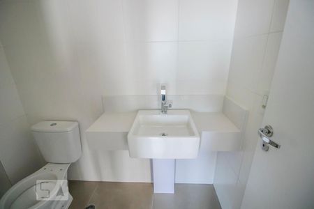 Banheiro de kitnet/studio para alugar com 1 quarto, 35m² em Mirandópolis, São Paulo