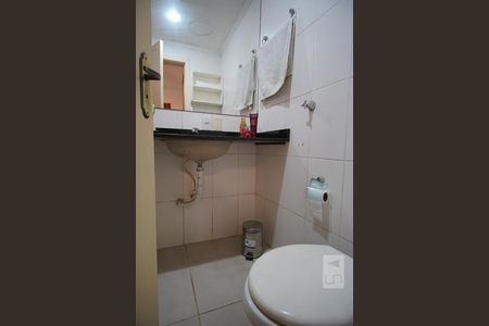 Banheiro de apartamento à venda com 1 quarto, 30m² em Rio Branco, Porto Alegre