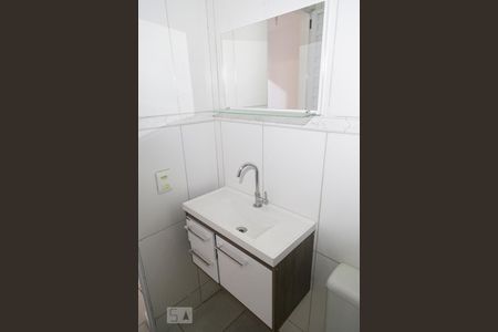 Banheiro de kitnet/studio para alugar com 1 quarto, 30m² em Alto do Pari, São Paulo