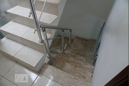 Escada de casa à venda com 4 quartos, 170m² em Vila Guilhermina, São Paulo