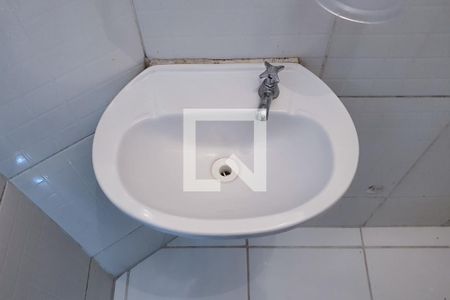 Banheiro de kitnet/studio para alugar com 1 quarto, 18m² em Aclimação, São Paulo