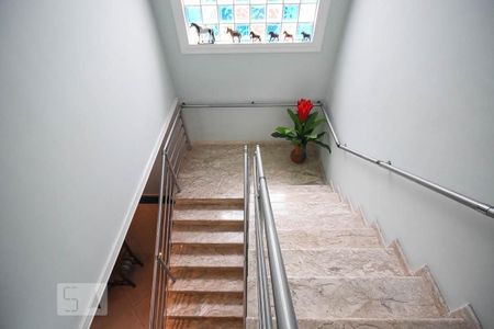 Casa para alugar com 350m², 5 quartos e 5 vagas Casa para alugar com 350m², 5 quartos e 5 vagasEscada