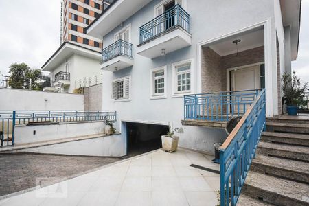 Casa para alugar com 350m², 5 quartos e 5 vagas Casa para alugar com 350m², 5 quartos e 5 vagasFachada