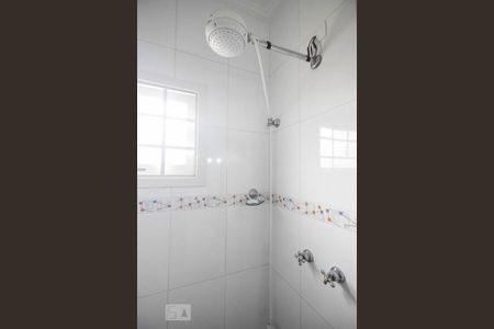 Casa para alugar com 350m², 5 quartos e 5 vagas Casa para alugar com 350m², 5 quartos e 5 vagasChuveiro do banheiro da suíte 4