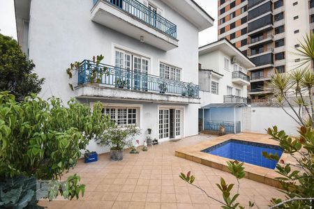 Casa para alugar com 350m², 5 quartos e 5 vagas Casa para alugar com 350m², 5 quartos e 5 vagasFachada posterior