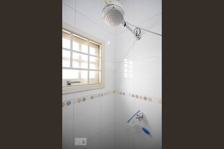 Casa para alugar com 350m², 5 quartos e 5 vagas Casa para alugar com 350m², 5 quartos e 5 vagasChuveiro do banheiro da suíte 1