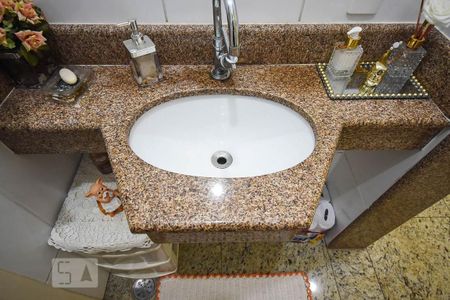 Casa para alugar com 350m², 5 quartos e 5 vagas Casa para alugar com 350m², 5 quartos e 5 vagasPia do banheiro da suíte 1