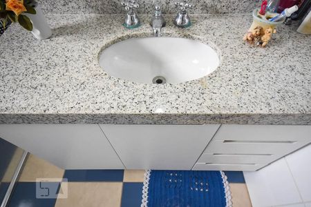 Casa para alugar com 350m², 5 quartos e 5 vagas Casa para alugar com 350m², 5 quartos e 5 vagasPia do banheiro da suíte 4