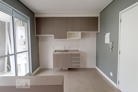 Sala e cozinha de apartamento para alugar com 1 quarto, 44m² em Jardim Tupanci, Barueri