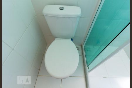 Detalhe banheiro de apartamento para alugar com 2 quartos, 58m² em Pinheirinho, Curitiba