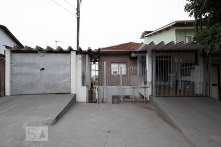 Casa à venda com 378m², 4 quartos e 2 vagas Casa à venda com 378m², 4 quartos e 2 vagasFachada
