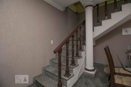 Escadas de casa para alugar com 4 quartos, 290m² em Vila Carrão, São Paulo