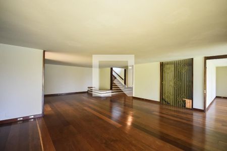 Casa à venda com 1050m², 4 quartos e 4 vagasSala