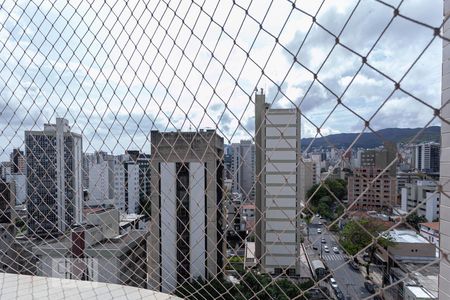 Vista da varanda da sala de apartamento para alugar com 1 quarto, 38m² em São Pedro, Belo Horizonte