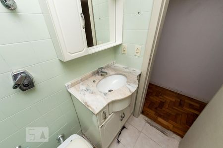 Banheiro de apartamento à venda com 1 quarto, 51m² em São João, Porto Alegre