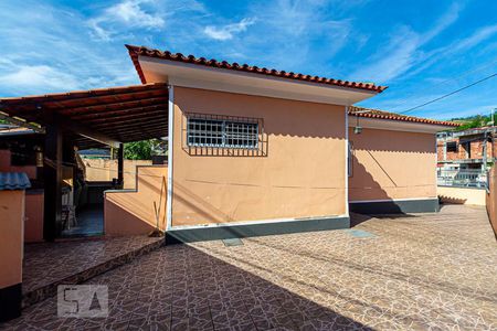 Casa para alugar com 300m², 3 quartos e 3 vagas Casa para alugar com 300m², 3 quartos e 3 vagasFundos