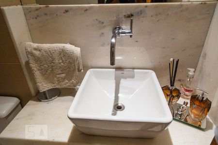 Lavabo de apartamento à venda com 4 quartos, 178m² em Santo Antônio, Belo Horizonte