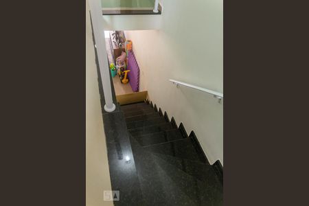 Escadas de casa para alugar com 3 quartos, 200m² em Vila Marari, São Paulo