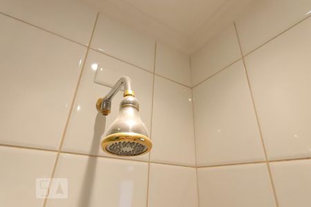 Casa para alugar com 380m², 3 quartos e 5 vagas Casa para alugar com 380m², 3 quartos e 5 vagasDetalhe banheiro suíte - Chuveiro