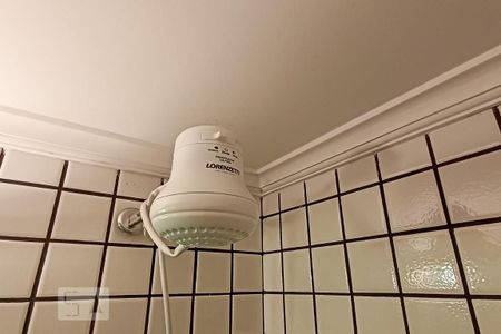 Casa para alugar com 380m², 3 quartos e 5 vagas Casa para alugar com 380m², 3 quartos e 5 vagasDetalhe banheiro serviço - Chuveiro